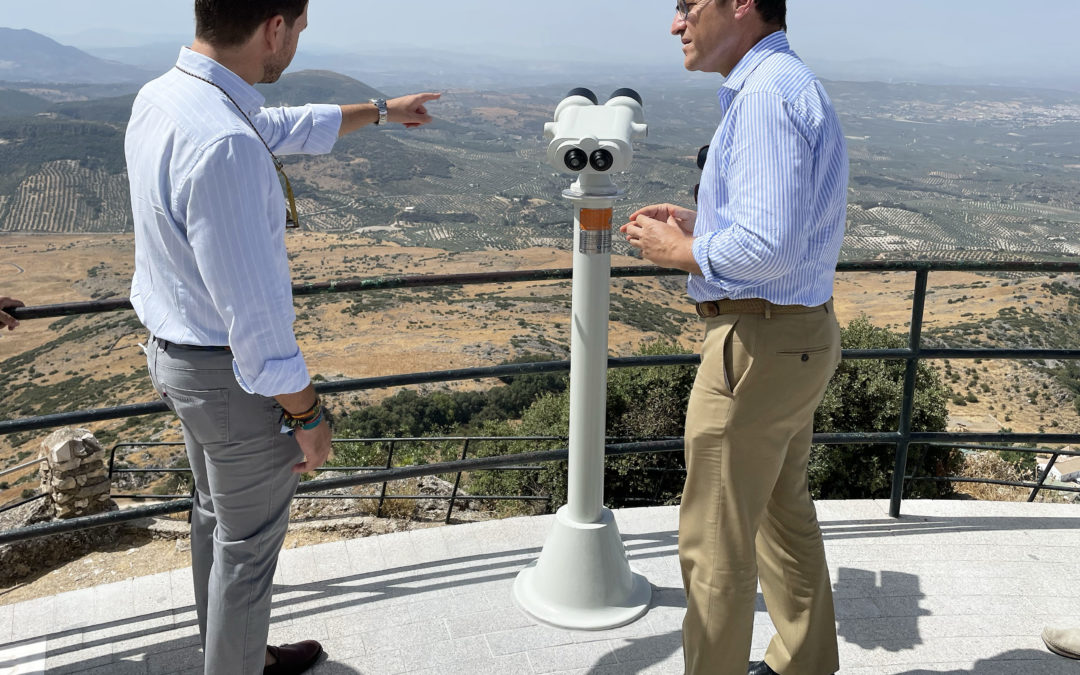 El Hospital la Arruzafa dona unos prismáticos de larga distancia para el mirador de la Virgen de la Sierra de Cabra