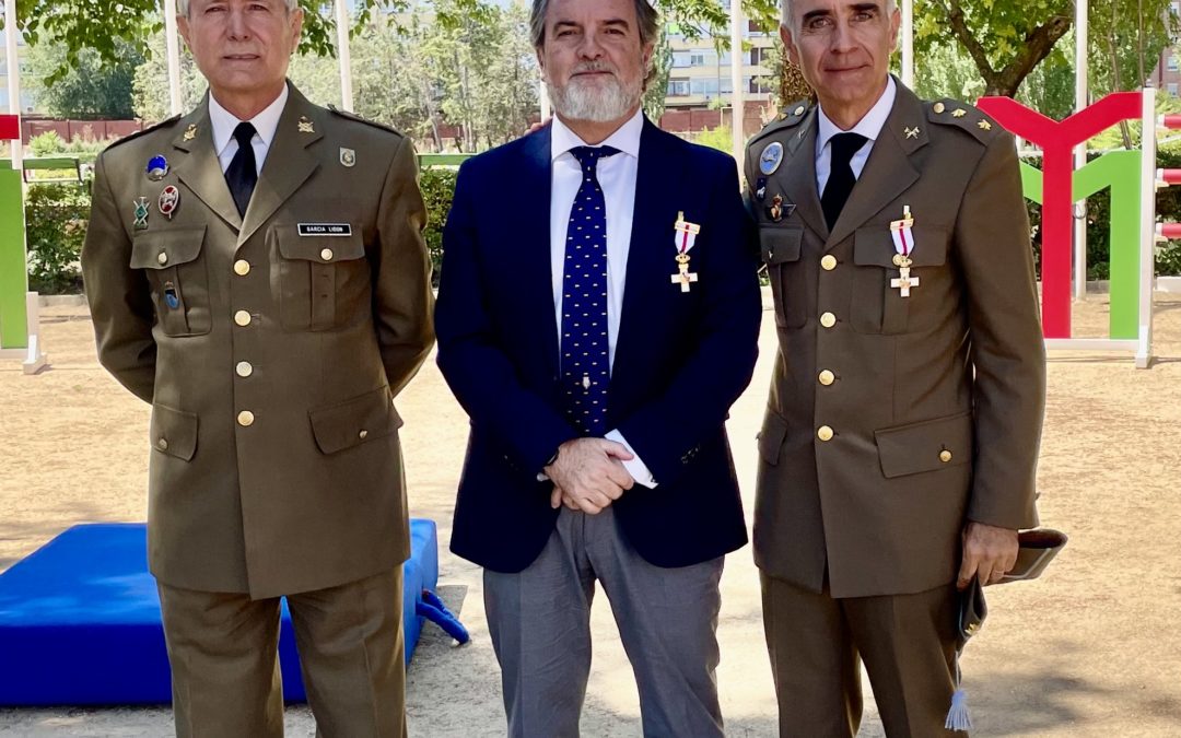 El Ministerio de Defensa concede la Cruz al Mérito Militar al director de la Fundación Real Escuela Andaluza del Arte Ecuestre