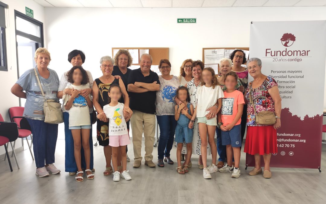 Nietas y abuelas comparten valores y conocimientos en el proyecto ‘Actívate en Verano’, organizado por el Ayuntamiento de Utrera