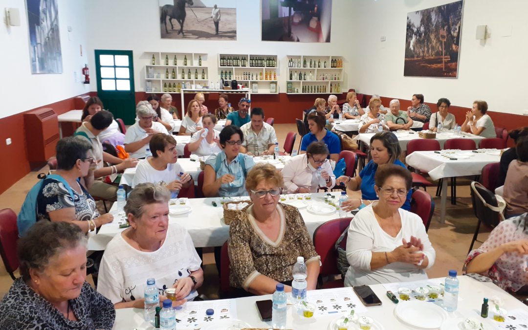 Unos 40 vecinos del entorno rural de Cádiz participan con Asbira en un taller sobre aceites en la Hacienda Guzmán