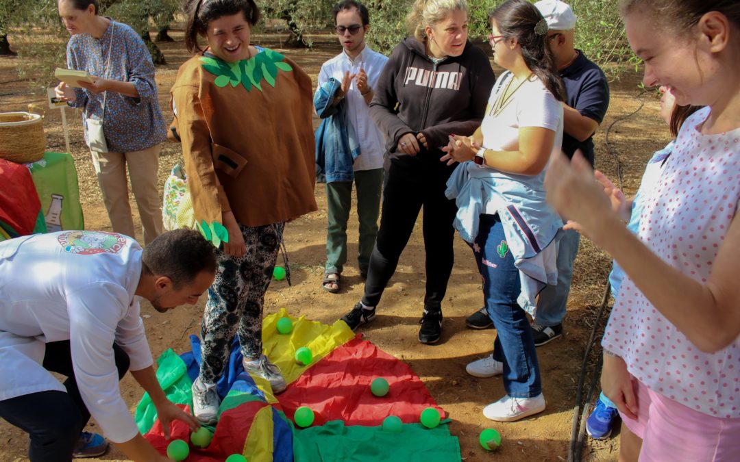 Más de 300 personas en riesgo de exclusión social y con  discapacidad se acercan al mundo del olivar gracias a la  Fundación Juan Ramón Guillén