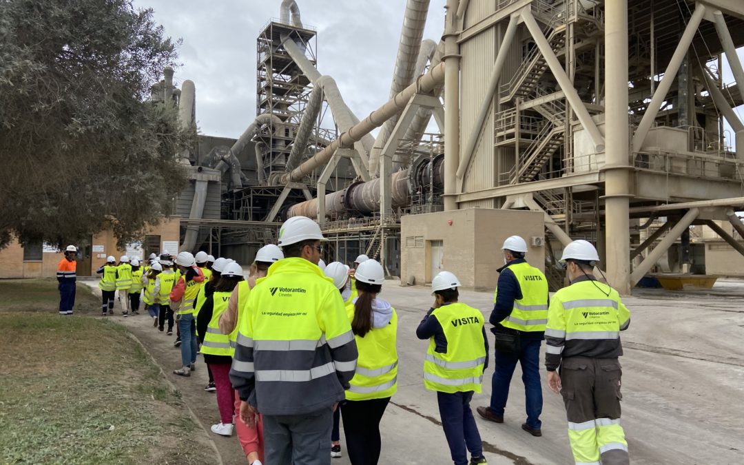 65 estudiantes del IES Alfonso Romero Barcojo de Niebla visitan la fábrica de Votorantim Cimentos