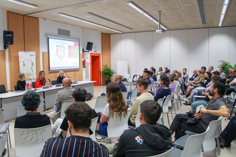 Manolo Lama y Lourdes García Campos protagonizan un animado coloquio sobre periodismo deportivo