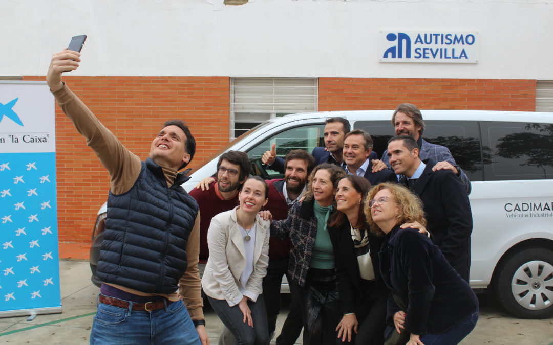 Autismo Sevilla recibió ayer el nuevo vehículo obtenido gracias al impulso del helado solidario “Carrera Oficial”