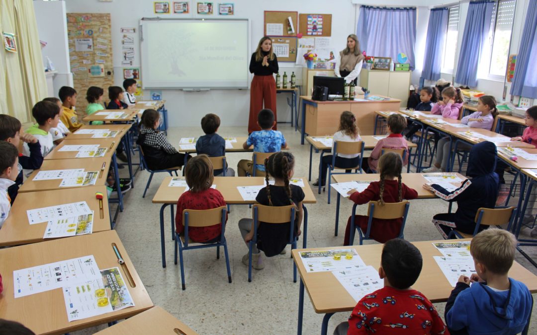 105 niños andaluces participan en talleres  educativos sobre el proceso de elaboración del  aceite de oliva gracias al programa El Olivar
