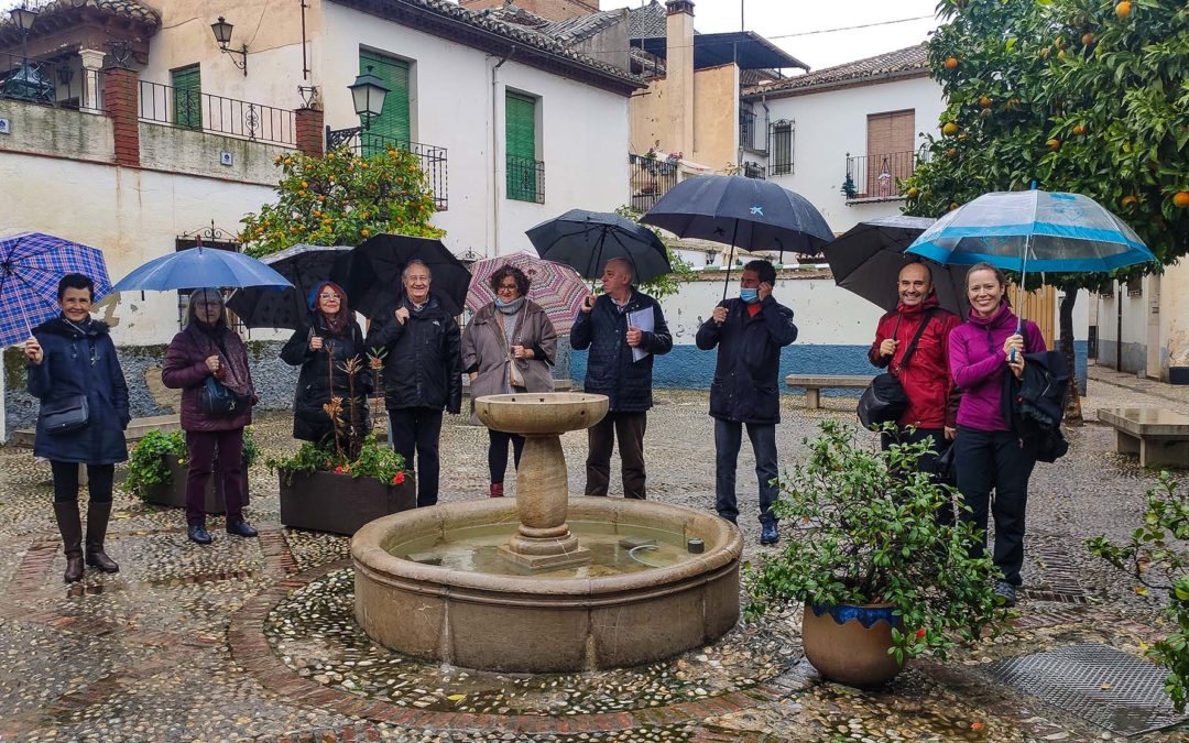 El Albaicín de Benítez Carrasco revive bajo la lluvia gracias a una ruta poética organizada por AguaGranada