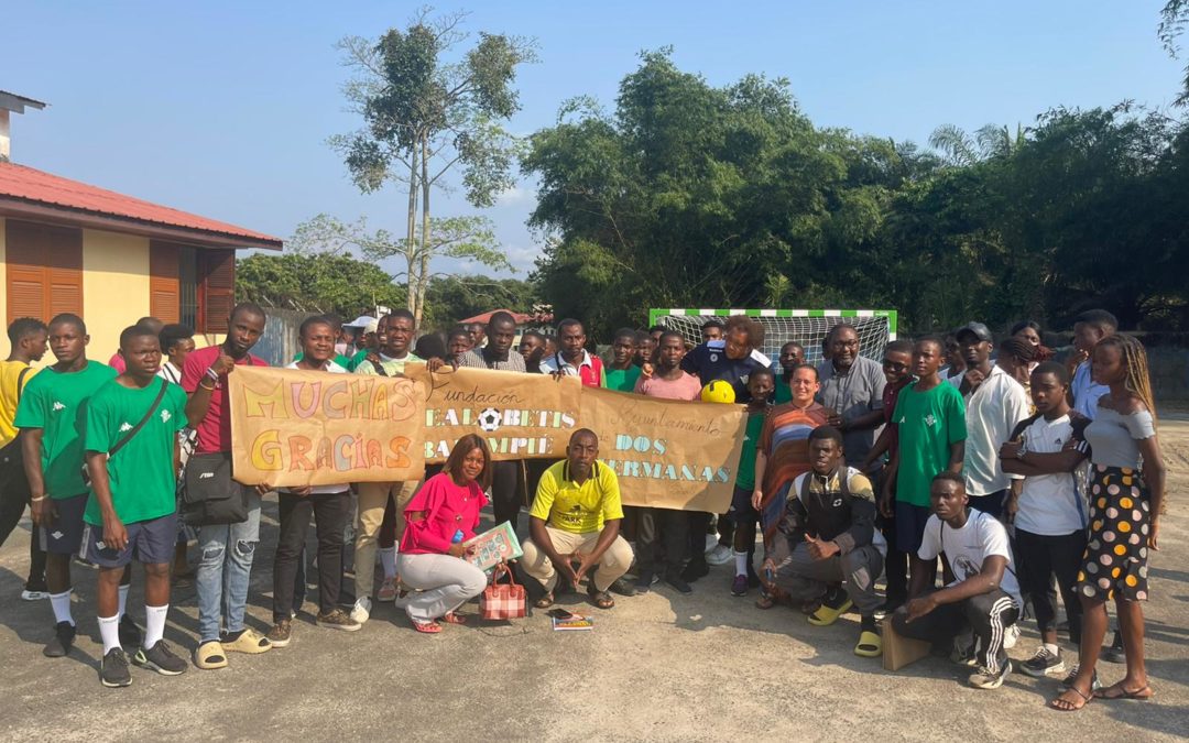 La Fundación Real Betis lleva el fútbol a Guinea Ecuatorial con la donación de porterías a centros escolares