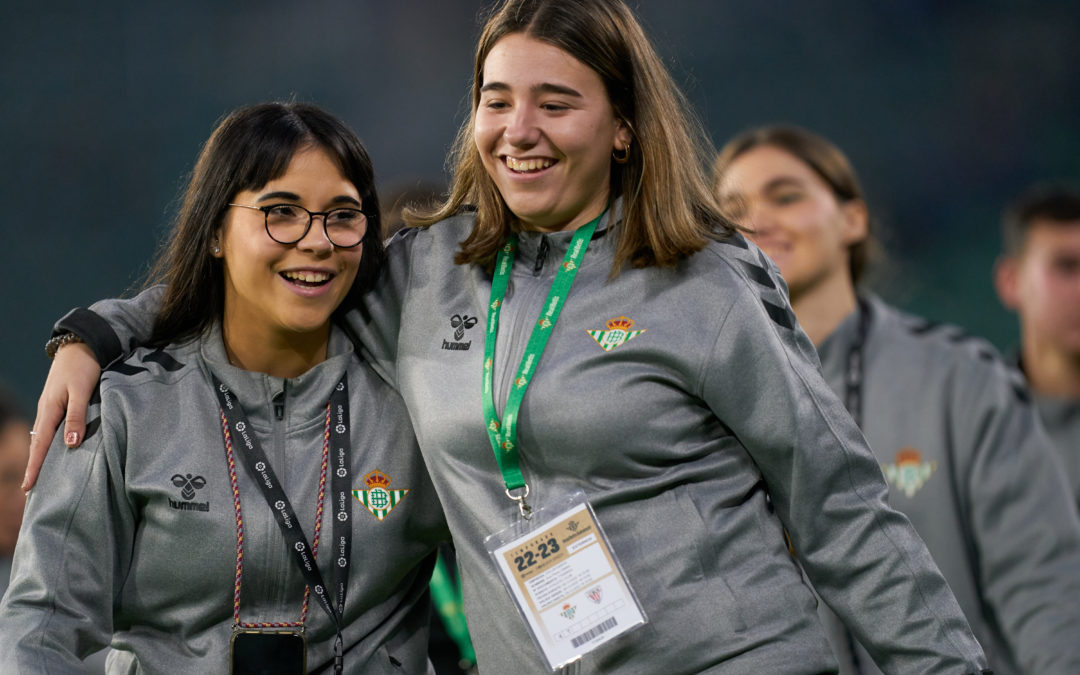 El Real Betis y CaixaBank refuerzan el programa de voluntarios del Club