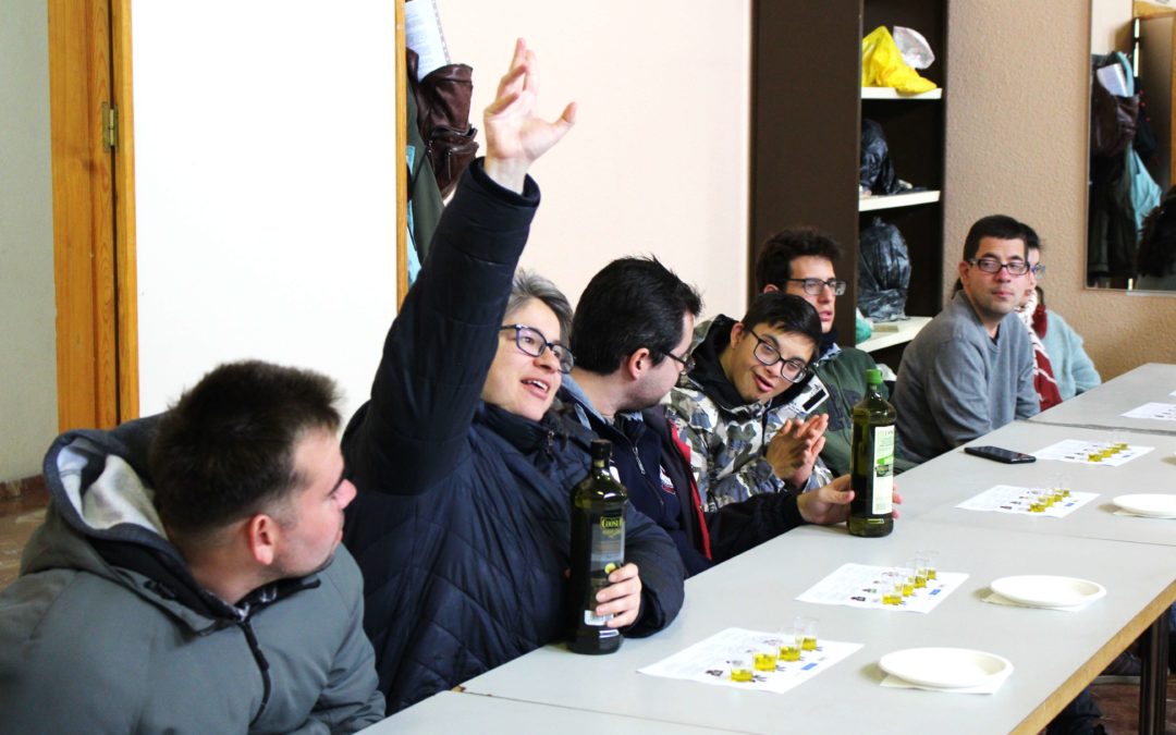 28 jóvenes con discapacidad participan en Sevilla en un  taller sobre cultura del aceite de oliva con el programa  Solidarios Coosur