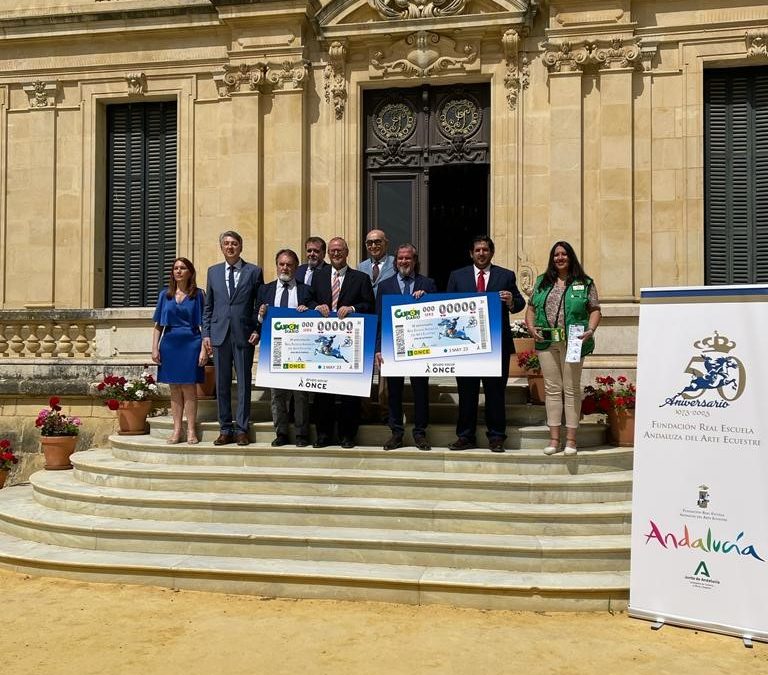 El cupón de la ONCE conmemorativo del 50 aniversario de la Real Escuela Andaluza del Arte Ecuestre se ha presentado en las instalaciones de la fundación jerezana