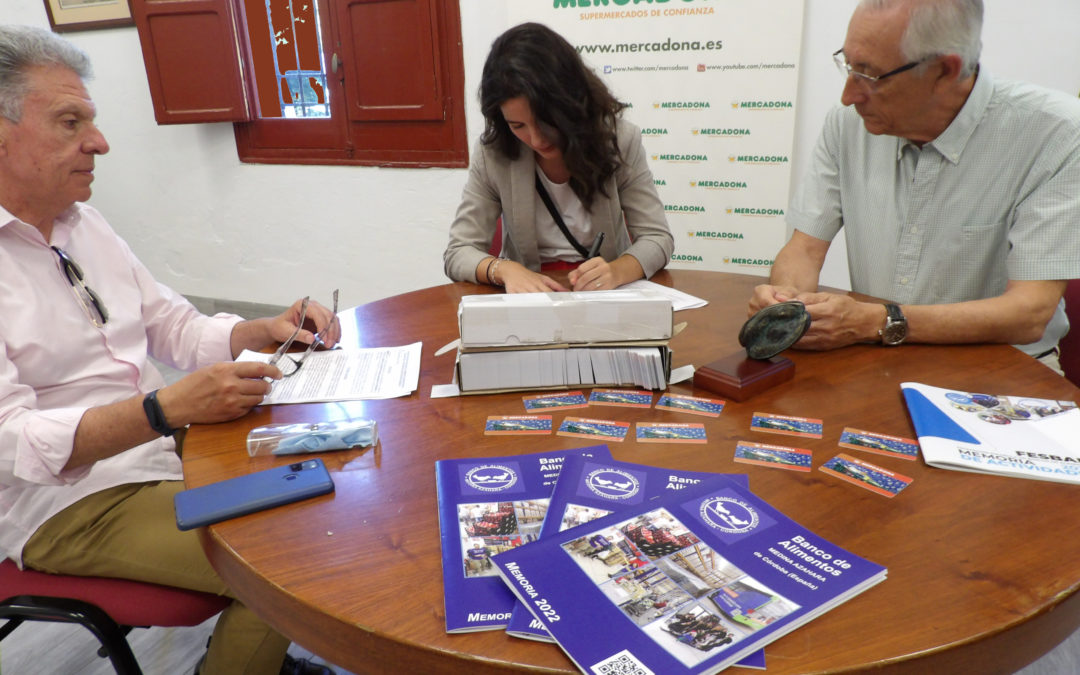 Mercadona entrega más de 700 tarjetas de compra al Banco de Alimentos de Córdoba gracias a la solidaridad de sus clientes