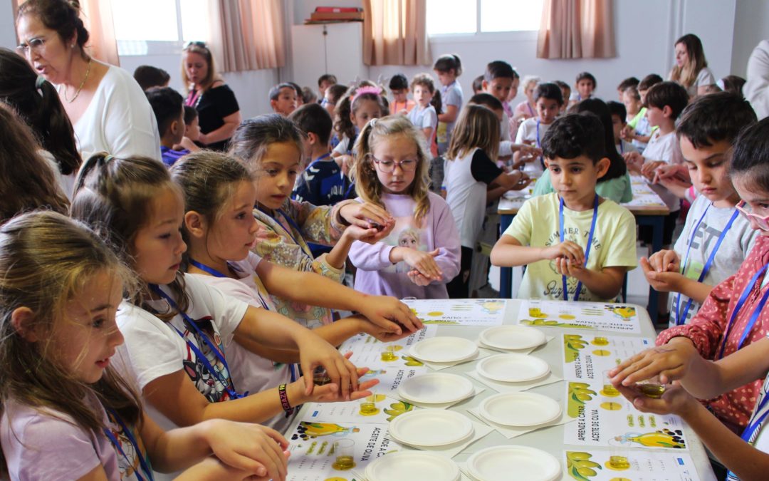 Más de 730 escolares andaluces participan en los talleres  Sabor a aceite de oliva impartidos por la Fundación Juan  Ramón Guillén