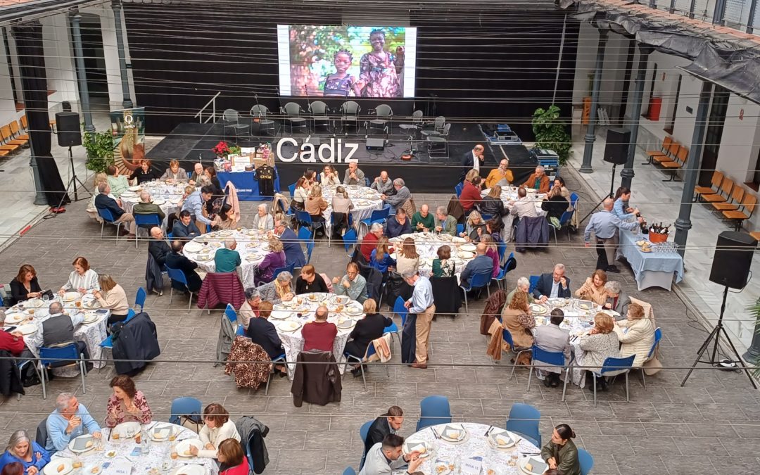 Más de 100 personas disfrutaron de la VII Comida Solidaria de Madre Coraje Cádiz a beneficio de proyectos educativos y de acceso al agua