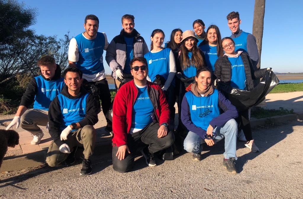 Alumnado de la Universidad de Cádiz lidera una acción de limpieza en el Río San Pedro de Puerto Real