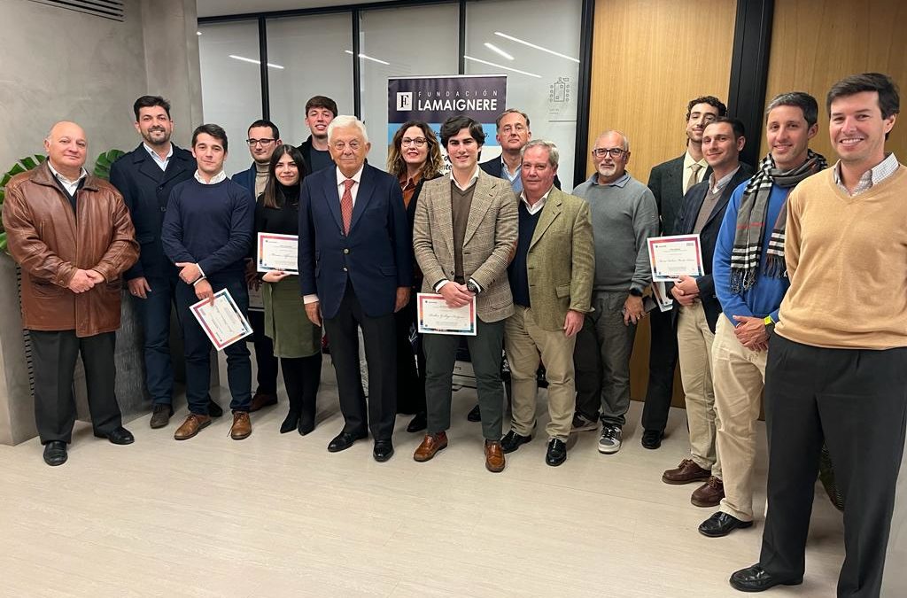 Entrega de diplomas a los alumnos de la novena edición del curso transitario