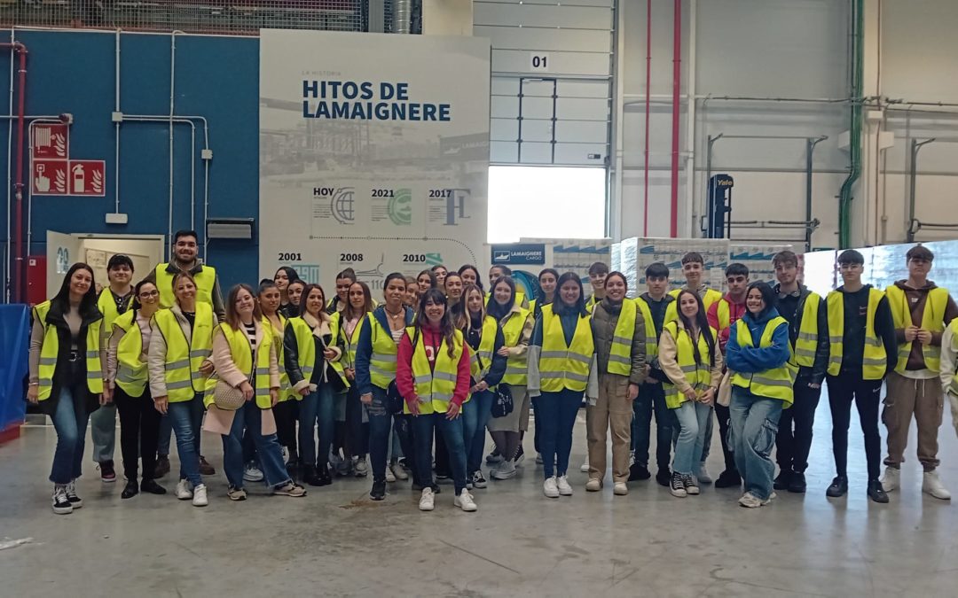 70 alumnos del Centro Profesional Pasaje Alameda de Huelva visitan el almacén de La Isla de la Fundación Lamaignere