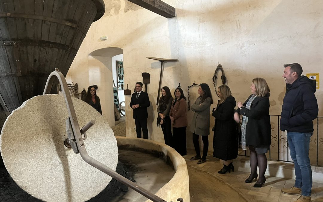 La Fundación Juan Ramón Guillén y el Ayuntamiento de  Palomares del Río suscriben un acuerdo para promover la  profesionalización del empleo en el sector olivarero