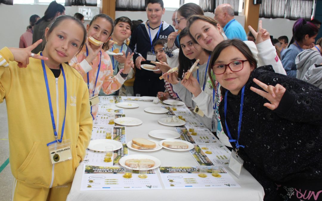 Más de 1.000 escolares andaluces aprenden sobre el sector aceitero gracias a los talleres El Olivar Circular