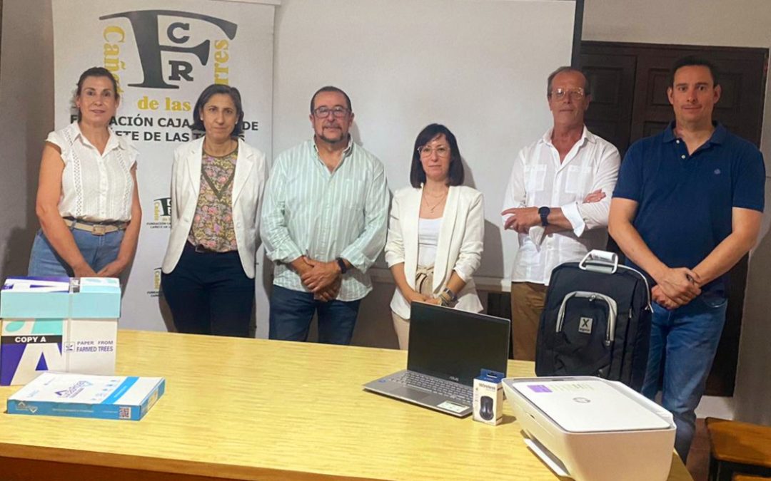 La Fundación Caja Rural de Cañete de las Torres entrega material informático a la Asociación FE.ES.CA