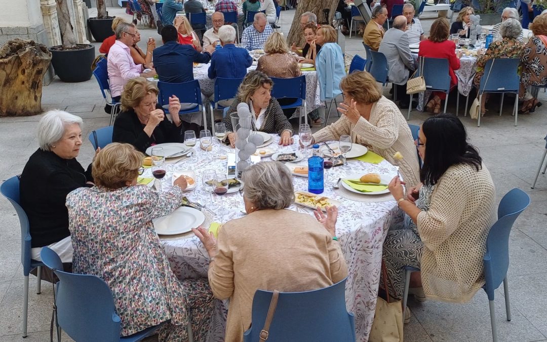 Más de 110 asistentes disfrutaron anoche de la VIII Cena Solidaria Madre Coraje Cádiz en la facultad de Medicina