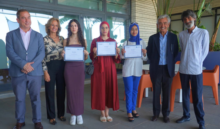 Tres jóvenes del Polígono Sur estudiarán el próximo curso en la Universidad Loyola gracias a las Becas Loyola-Alalá