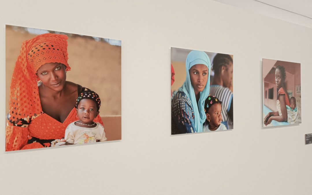 La exposición fotográfica «La madre que nos parió» en el Centro Cultural CajaGranada