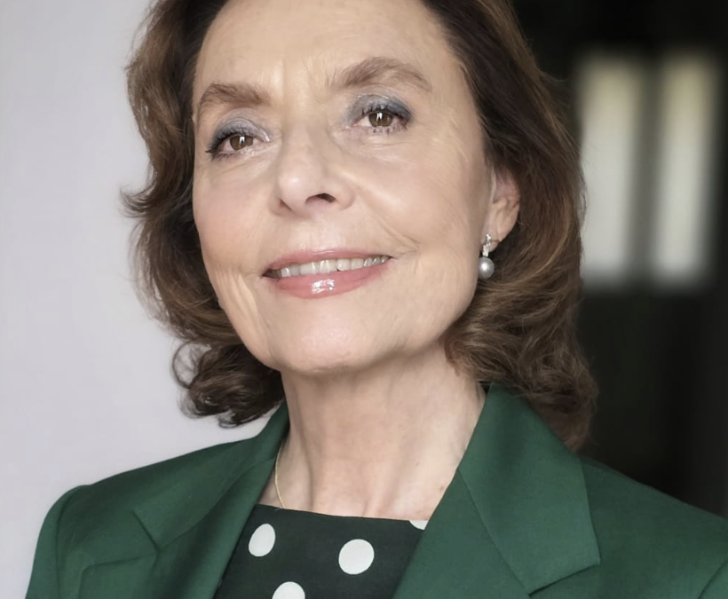 Ana Gavín, vicepresidenta de la Fundación Antonio Gala, distinguida con la Cruz al Mérito Civil
