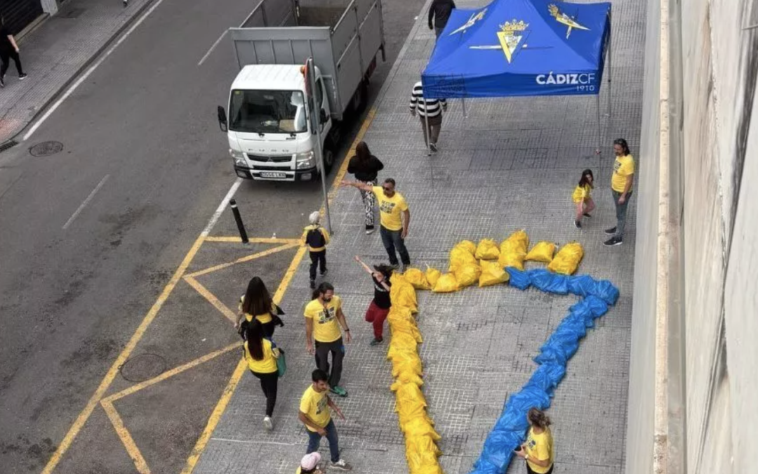 Cádiz CF Fundación refuerza su compromiso medioambiental con el programa ‘Playas Azules y Amarillas’ tras recoger más de 200 kg de basura