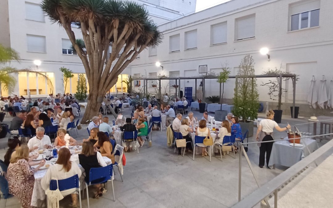 Diez ediciones compartiendo mesa y compromiso: Madre Coraje Cádiz reúne a 120 personas en su X Cena Solidaria