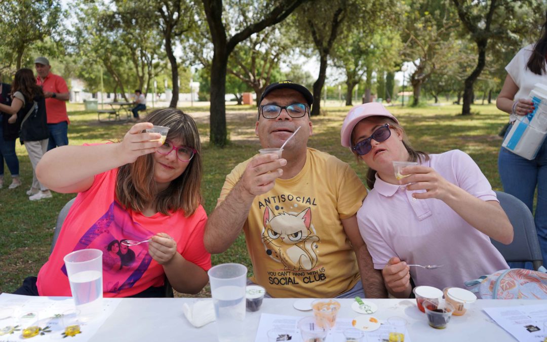 Solidarios Coosur promueve la cultura aceitera entre personas con discapacidad intelectual en el Parque del Alamillo de Sevilla