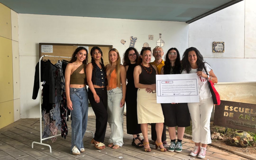 La Escuela de Arte y Superior de Diseño de Cádiz entrega a Madre Coraje la recaudación de las ventas de su colección Corahe´25