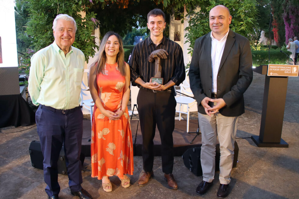 Álvaro Alarcón recibe el XIX Premio Internacional de Poesía Antonio Gala